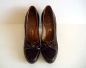 1940s shoes / Loaf About Vintage 40's Bow Chocolate Brown Loafers Heels Shoes