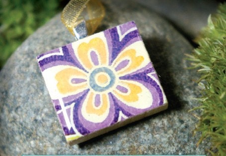 Edo Purple. A chiyogami Flower Scrabble tile pendant in a little tin box (Pendant, Ribbon Necklace in Tin Set) -038-
