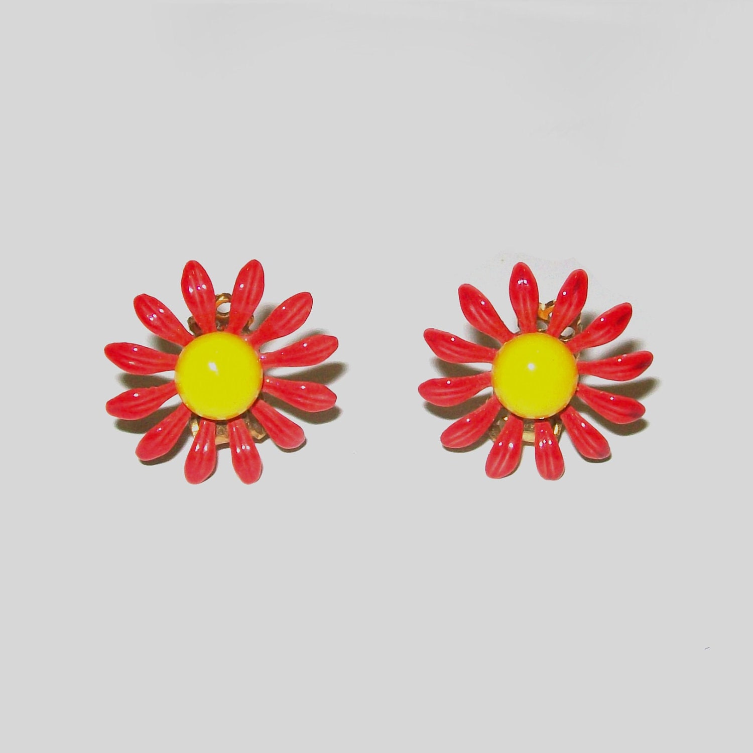 1960s daisy earrings / 60s vintage flower earrings / Flower Power Floral Daisy Earrings