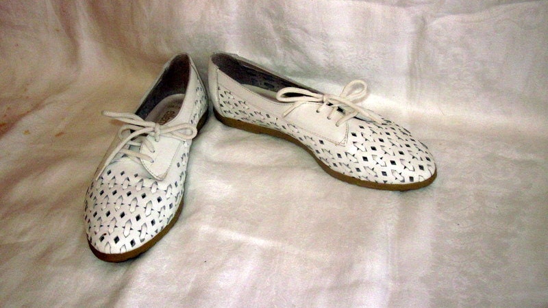 sz 5.5 vintage white woven leather lace up flat shoes