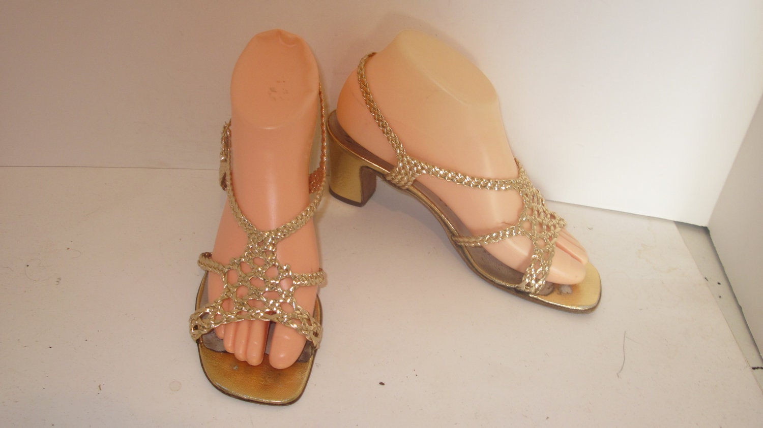 sz 7/1/2 vintage 70s gold braided leather sandal low heel