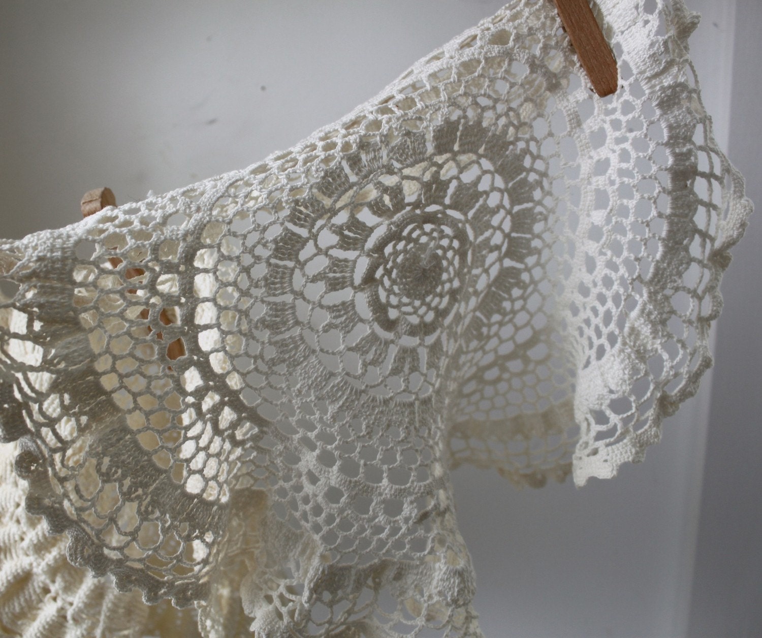 vintage doilies, set of 4. 1930s - 1950s. oat, flax, cream.