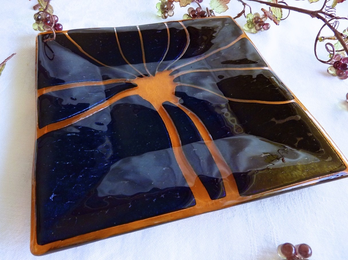 Shimmering Glass Plate in Black and Coral