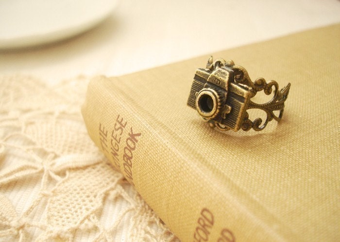 papparazi - a filigree camera ring.