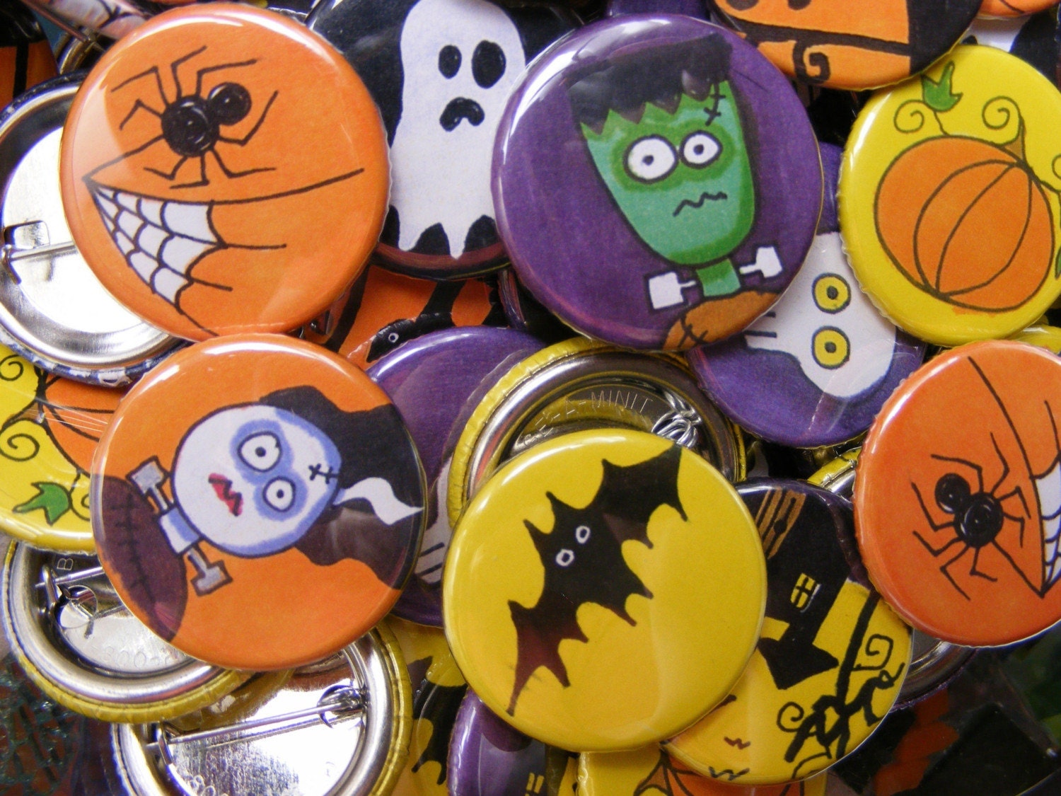 100 Halloween Buttons