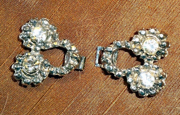 Vintage silver metal frog with rhinestones 1 1/2" wide