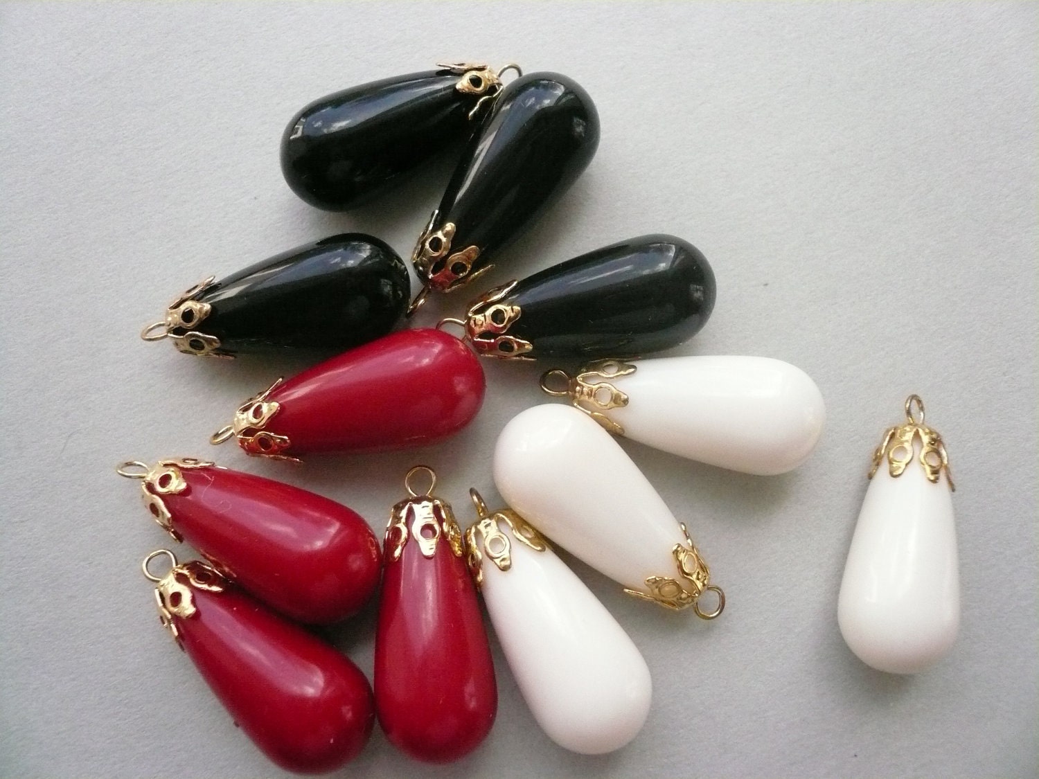 Vintage Black Red and White Teardrops Plastic or Resin  (12)