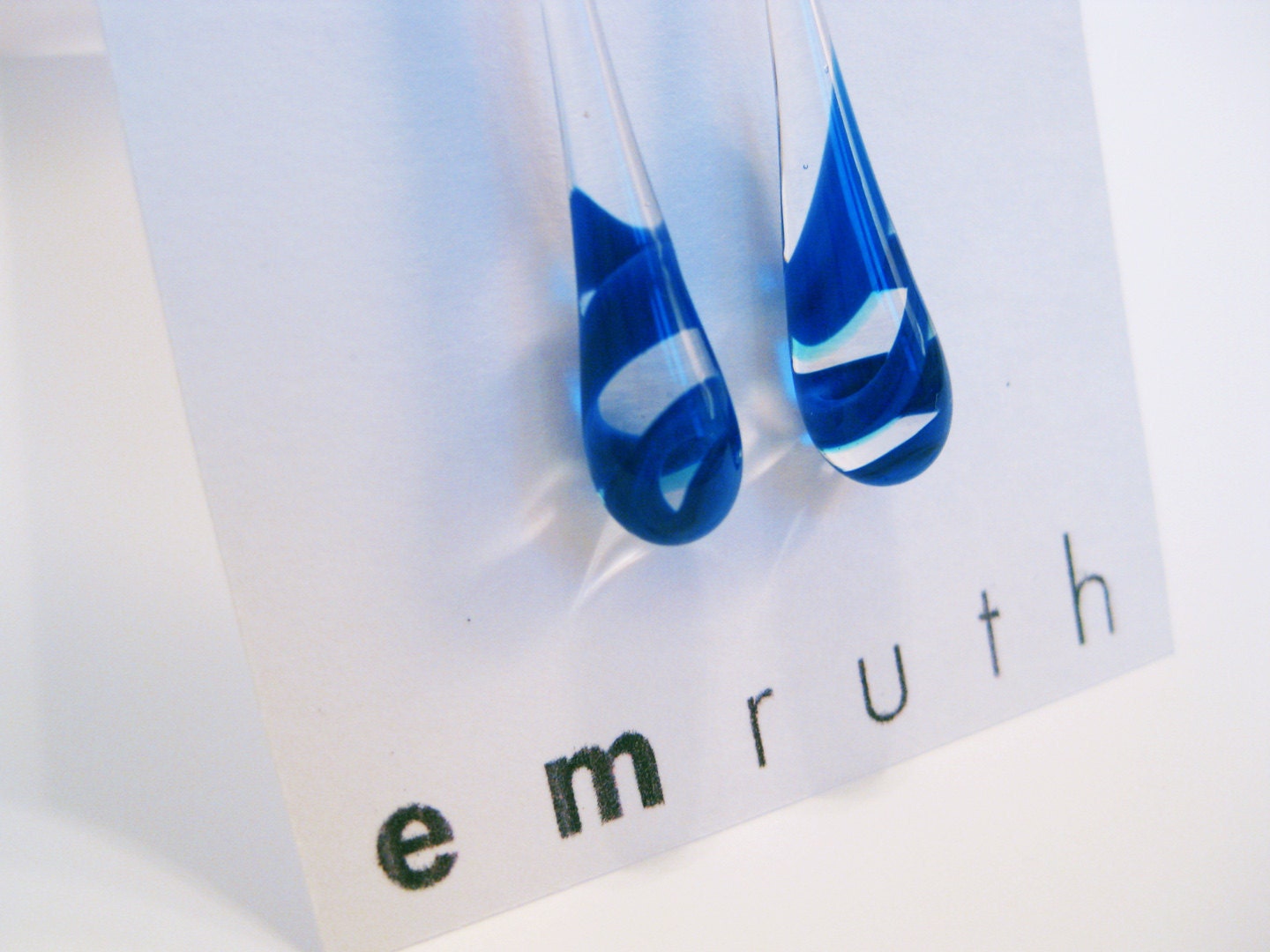 Teardrop earrings / clear and blue twist