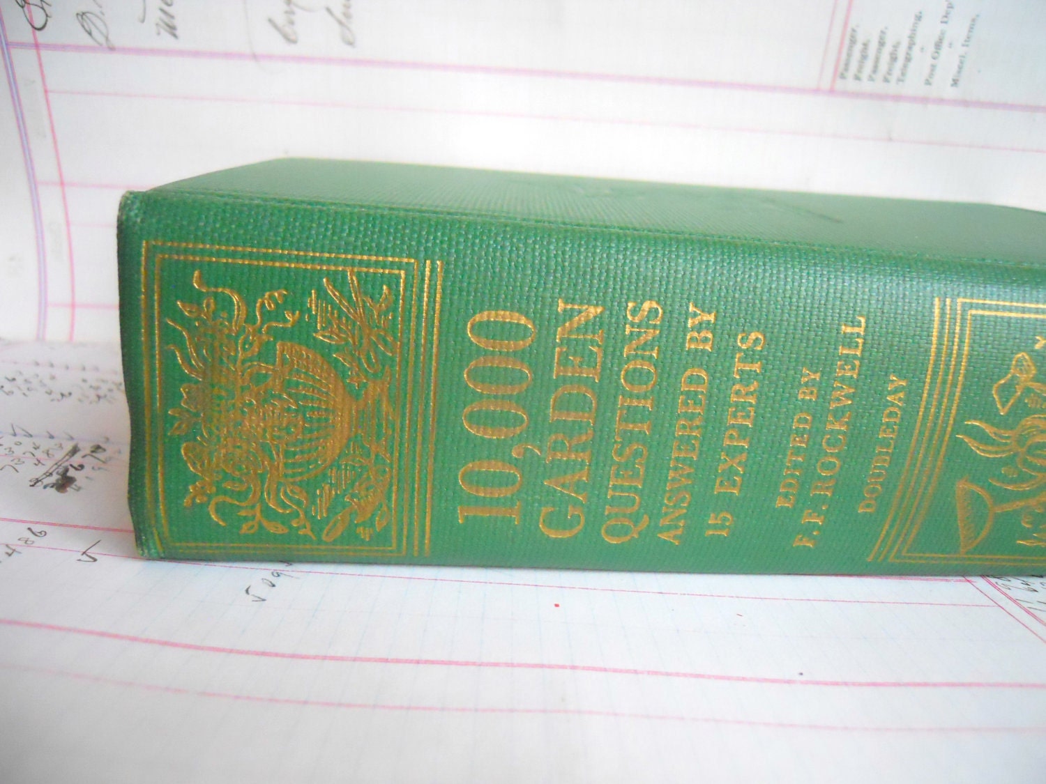 vintage garden book- 10,000 Garden Questions answered by 15 Experts