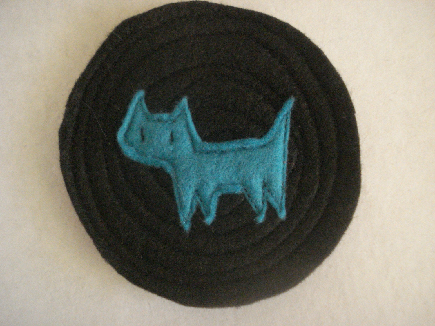 Brooche black with blue cat