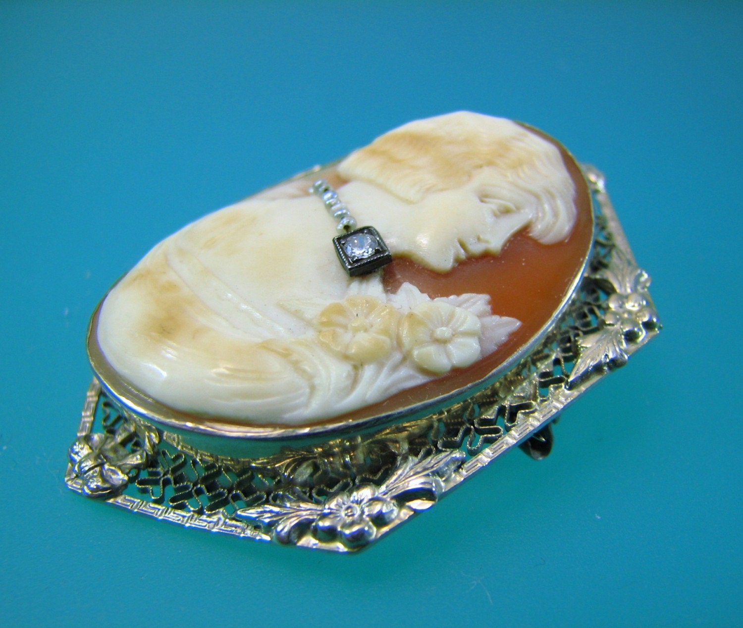 Art Deco Gold Filigree Cameo Habille of a Flapper