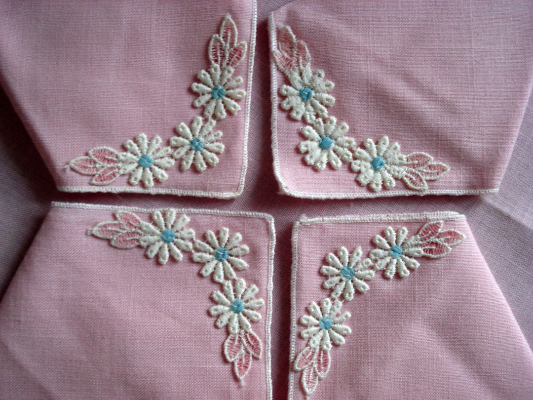 Bubblegum pink linen tablecloth and napkin set with daisies - never been used