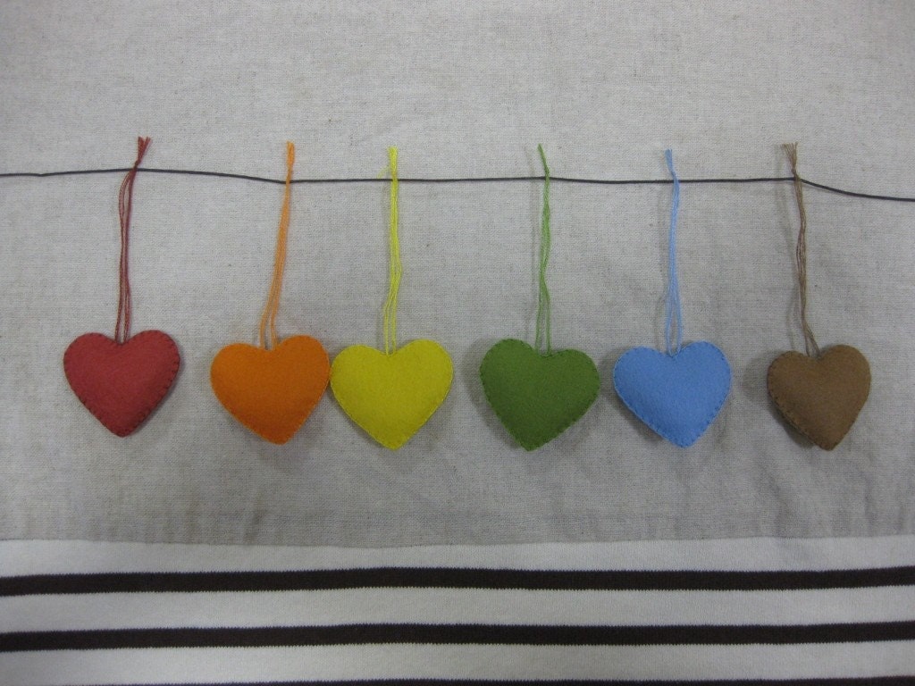 Felt heart ornament (rainbow mix)
