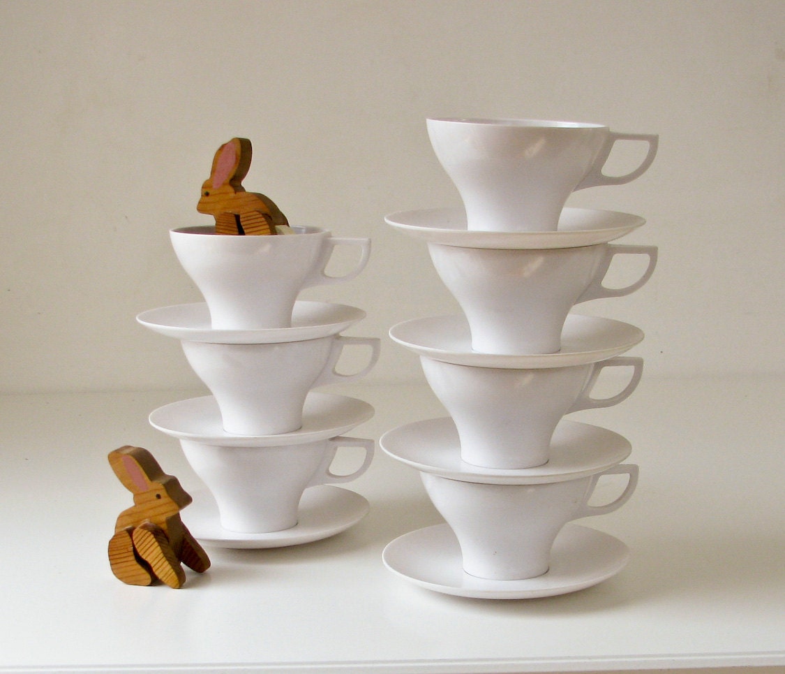 Vintage 1950s Plastic Cups and Saucers - Set of 7 white cups white saucers - Melmac