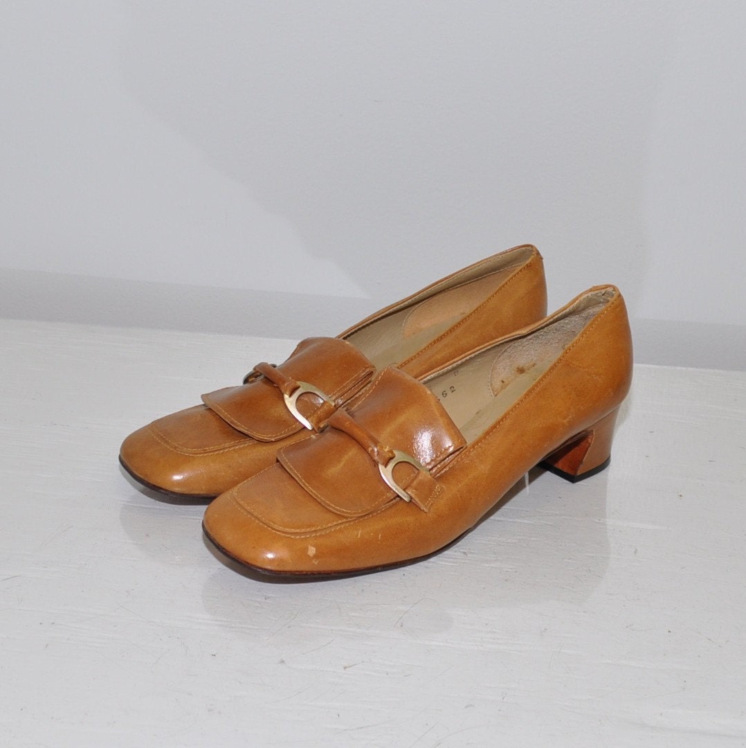 size 8 Vintage 60s Pecan Buckle heels / Pilgrim shoes