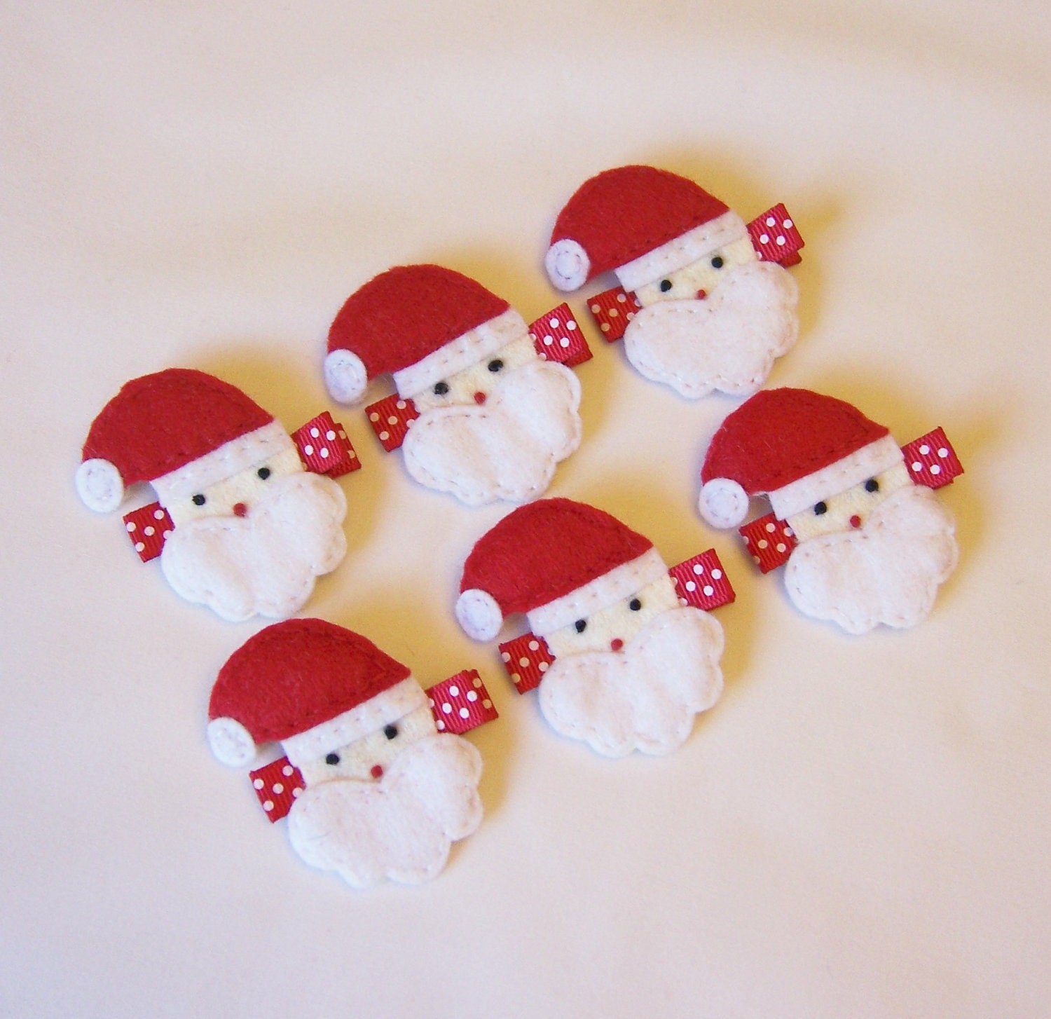 Santa Claus Felt Hair Clip - A cute Christmas clippie - Winter hair clips - Seasonal hair bows