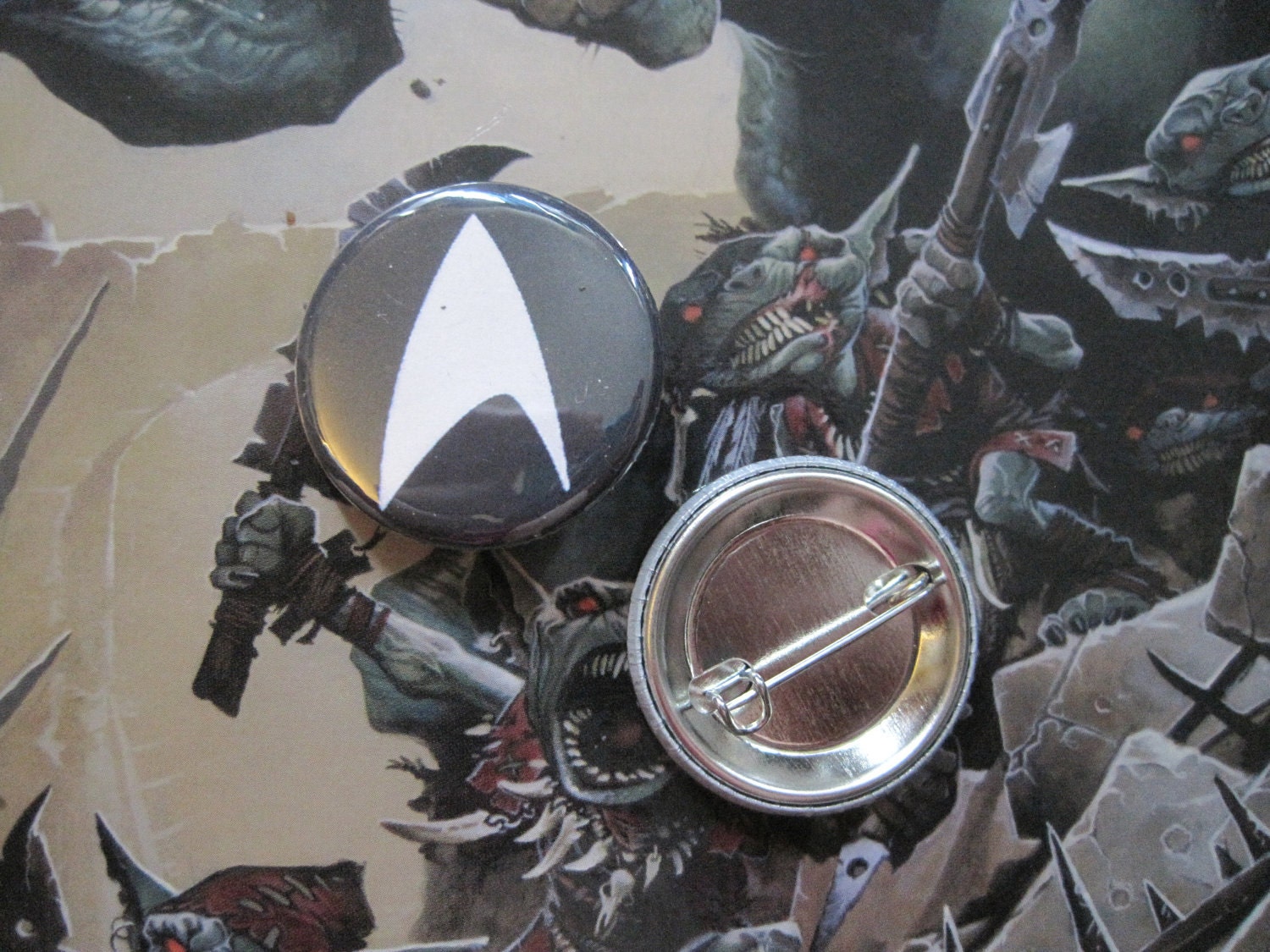 Star Trek Insignia Pin Button / Badge 1 1/4 Inch
