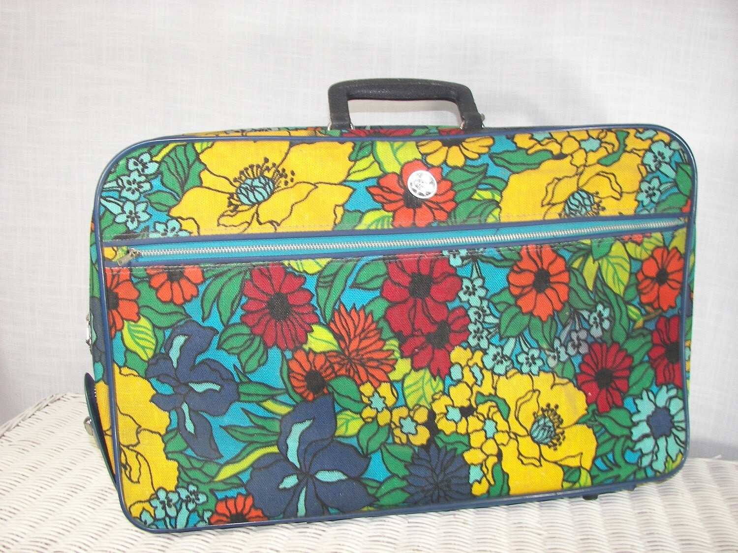 Vintage Bantam Travelware Blue and Yellow Flower Power