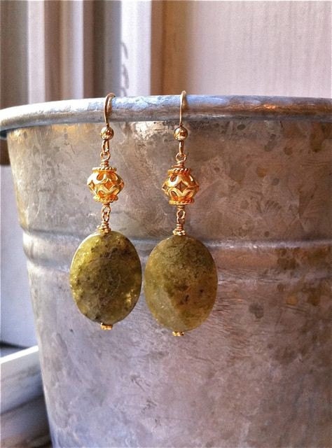 Gold drop earrings. Green garnet earrings. Gold filigree green garnet drops. Gemstone earrings. ESTATE