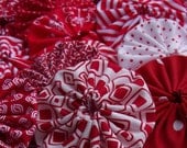 ReD n WhiTe HandMade 2-inch YO YO PePPerMiNT STriPE Polka DoT Quilt block  Applique Scrapbook trim Suffolk puff  Christmas Garland kit 10