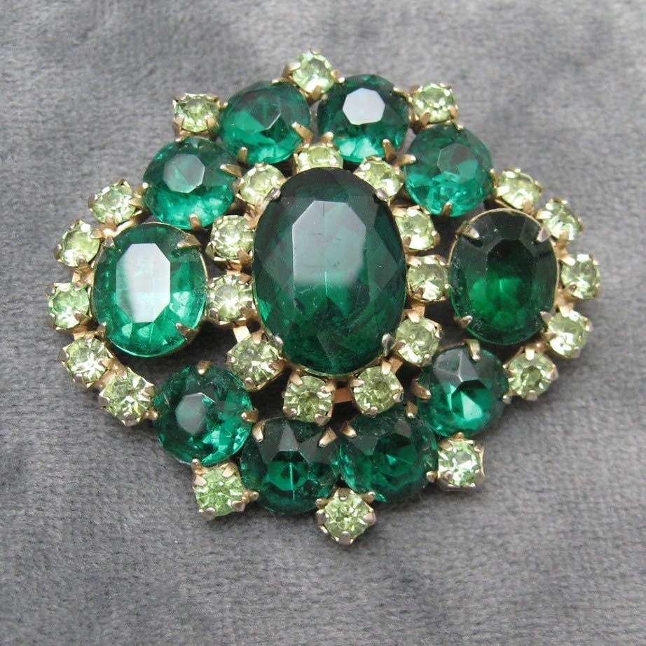 Vintage Brooch Rhinestone Emerald Green Pin P