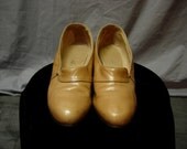 30's Andrew Geller tan pumps. 6 1/2 C.