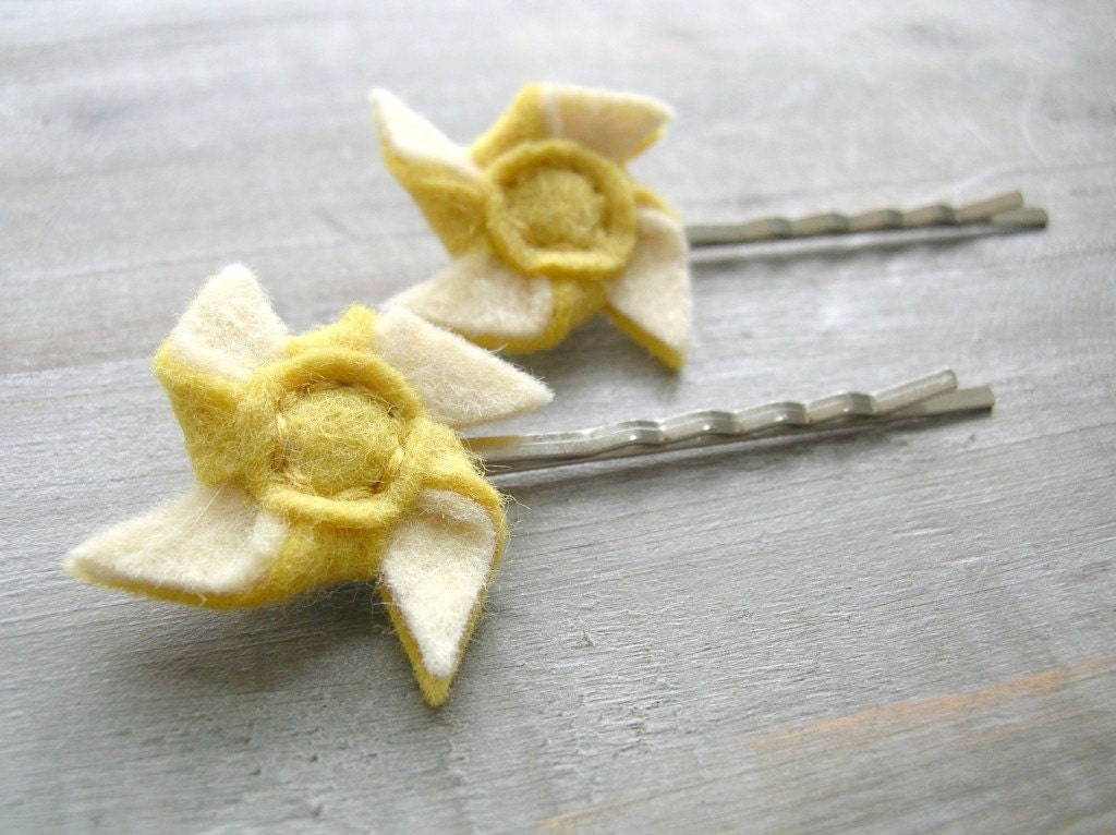 ON SALE Felt Pinwheel Hair Pin Set // Yellow and Ivory // Hand Stitched by OrdinaryMommy on Etsy