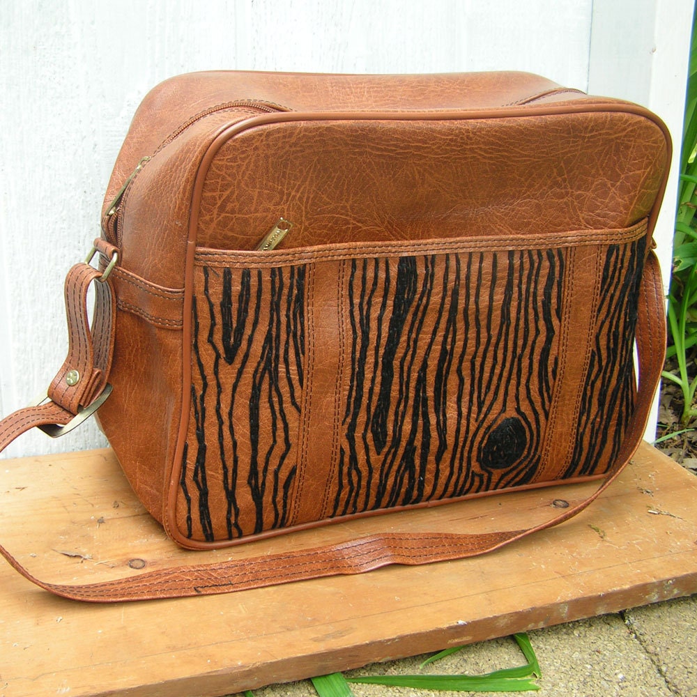 black woodgrain weekend bag
