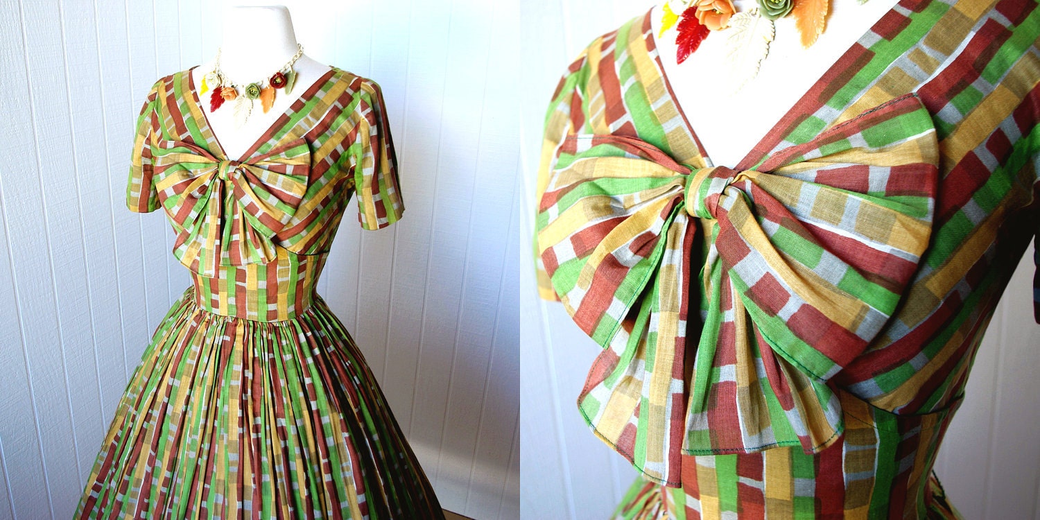 vintage 1950's dress ...fabulous SANDRA SAGE original mid-century print shelf-bust full skirt pin-up dress tulle crinoline big bow
