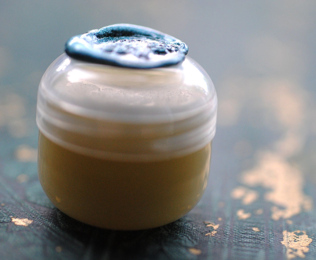 GreenWitch Natural Perfume Honey Bee Pot - A Sea Chypre Fragrance - Golden, creamy sold perfume - Sirens call