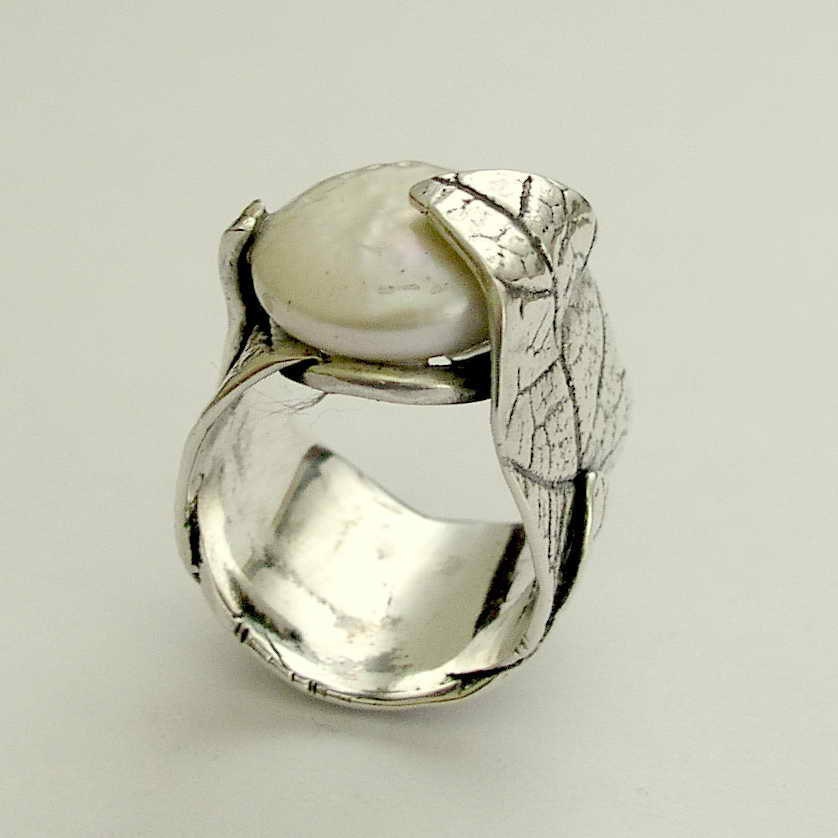 Botanical sterling silver leaf ring with a coin pearl - Silver leaves.