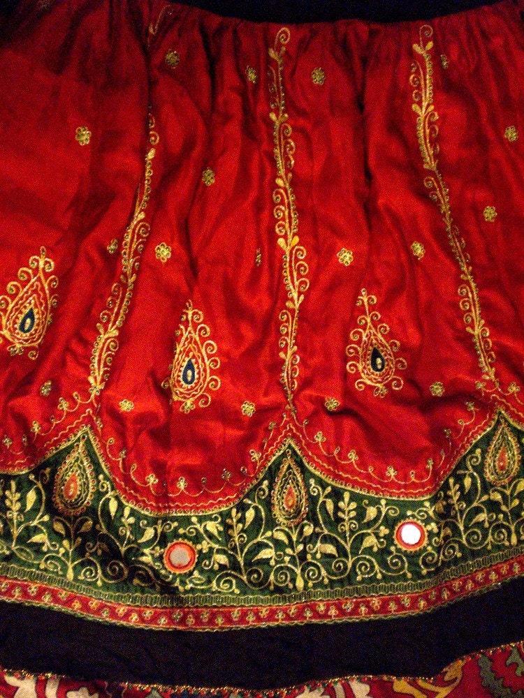 VINTAGE INDIAN EMBROIDERED SKIRT PAISLEY WITH MIRRORS