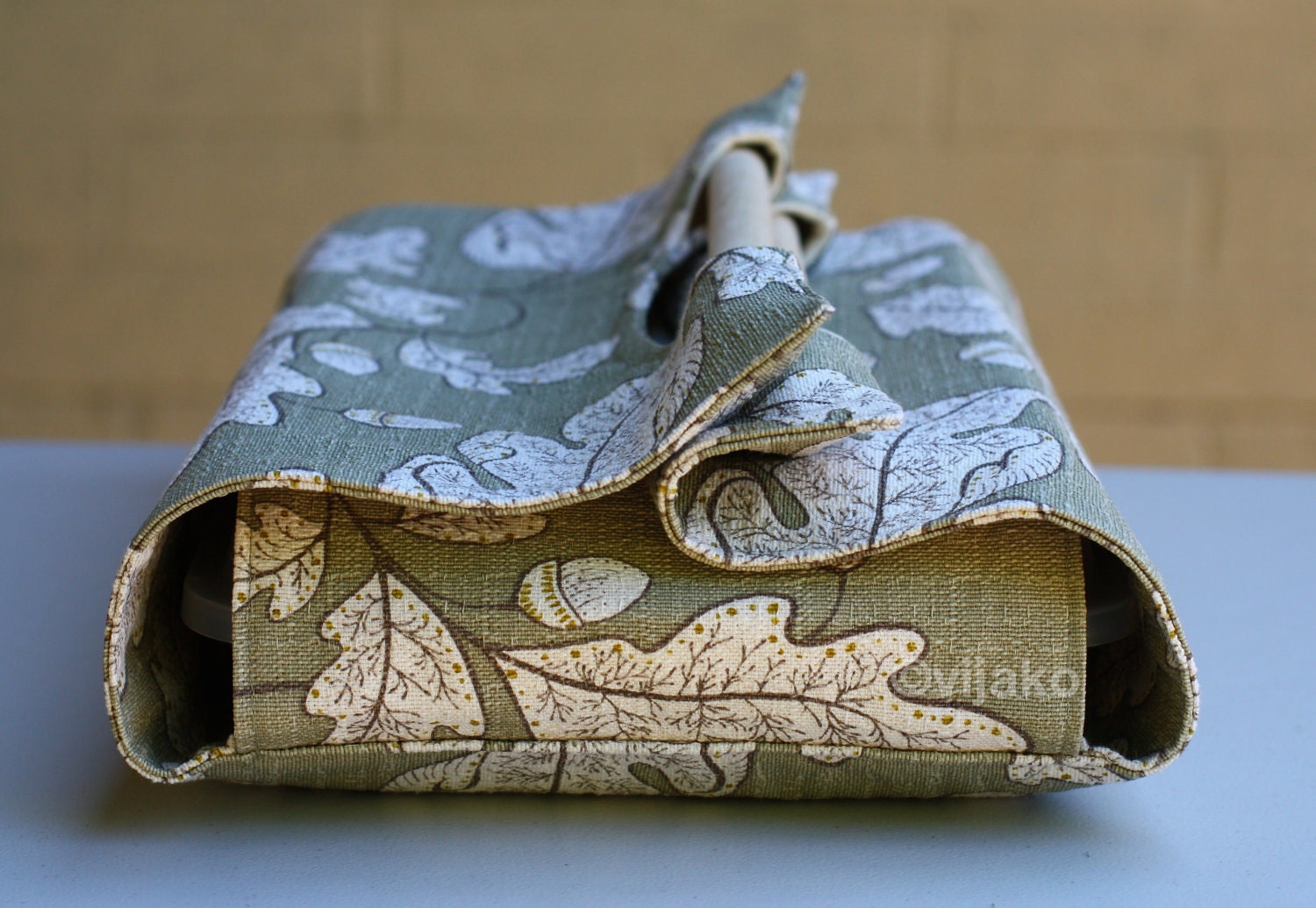 Acorn pattern casserole carrier
