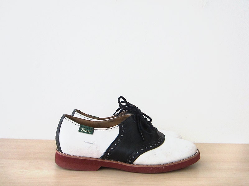 vintage 70s saddle shoes, navy and white bass oxfords, size 8 38.5