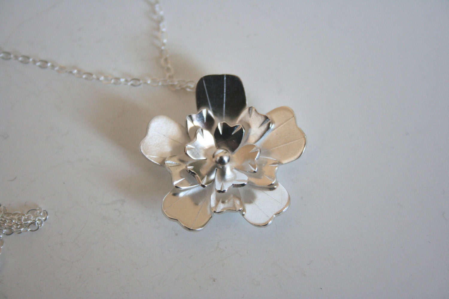 Super Pretty Silver Flower Necklace