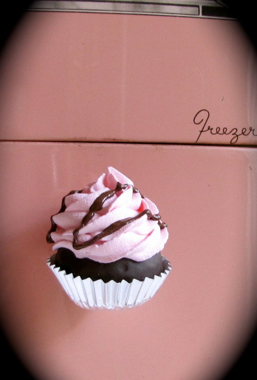 Fake Cupcake Swirly Twirly Magnet Mini Strawberry w/Chocolate Drizzle Cupcake Magnet Approx. 3 to 3 1/2" Tall