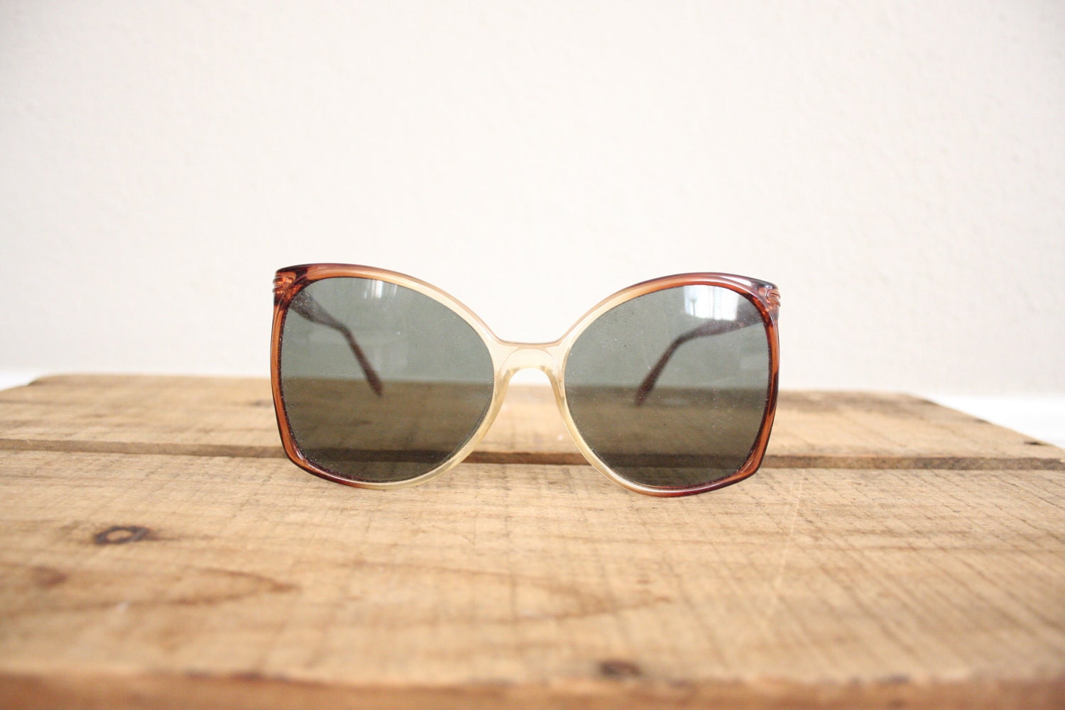 Vintage Oversized Sunglasses // 1970s Cateye Mod Retro Sun Glasses