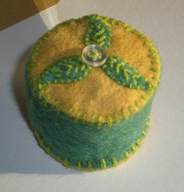 Hand-stitched wool felt PINCUSHION green  gold w button petit four style leaf applique