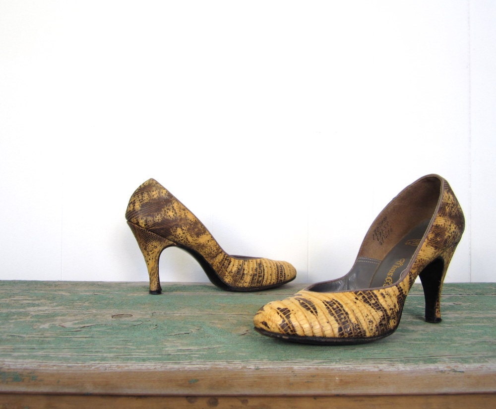1950s Pumps / Snakeskin Heels / 50s Shoes / Gold and Black / 8 8 1/2
