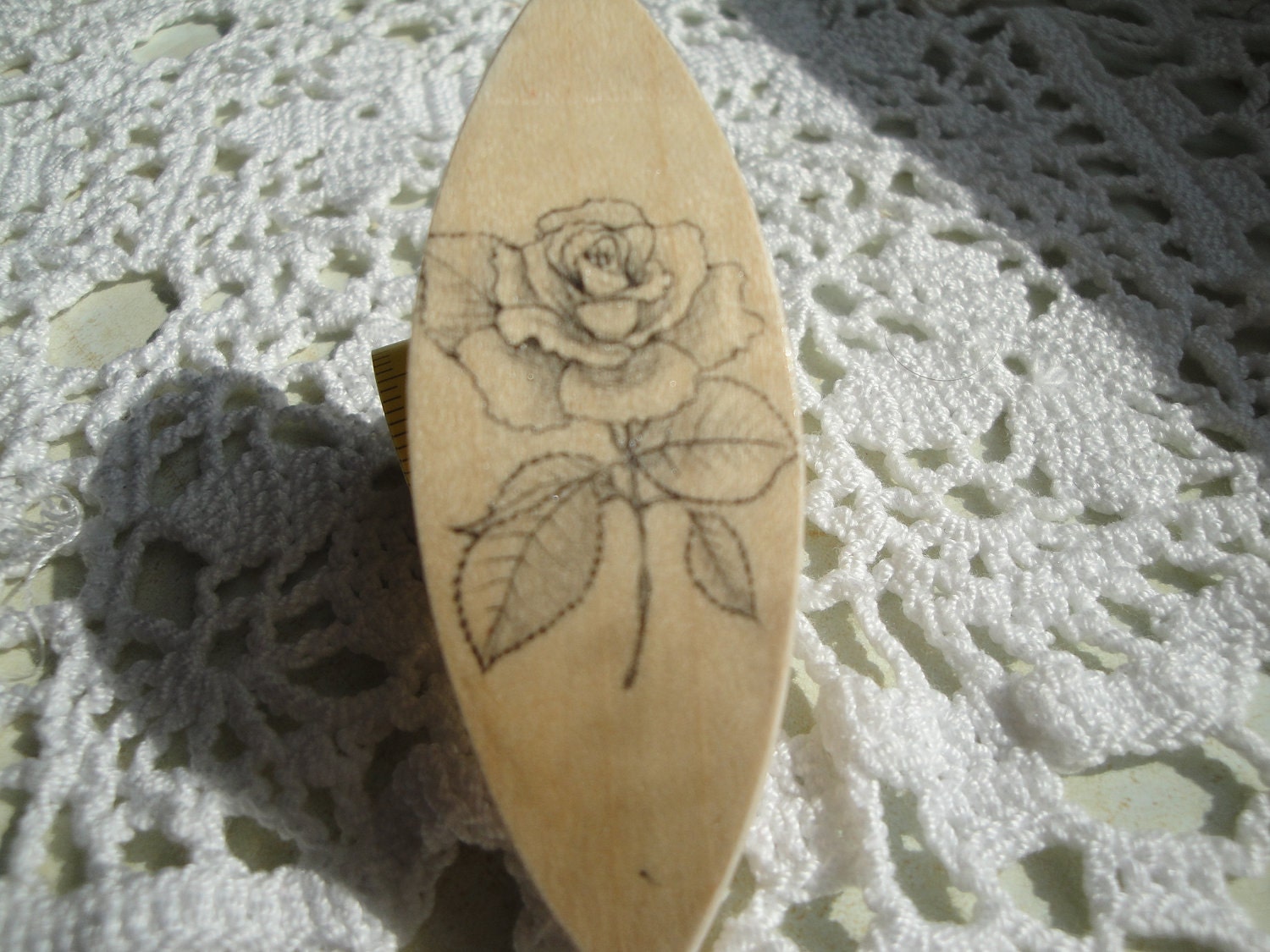 Tatting shuttle with rose