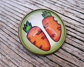 CARROT GLASS BROOCH - Round bronze brooch with half eaten carrot