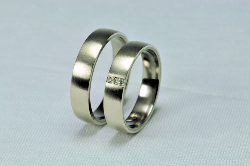 SIGNE - Pair of white gold - titanium wedding ring with diamonds
