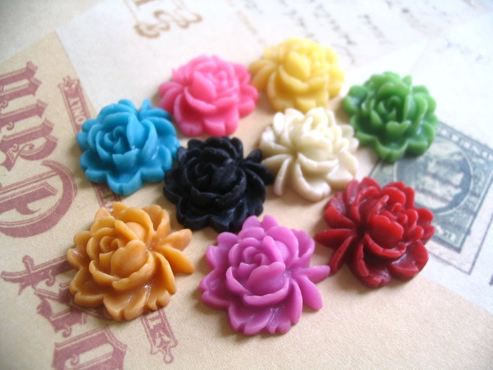 10 Assorted 18mm Rose Resin Flower Cabochons.