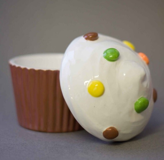 ceramic cupcake trinket box by apiecebydenise on Etsy