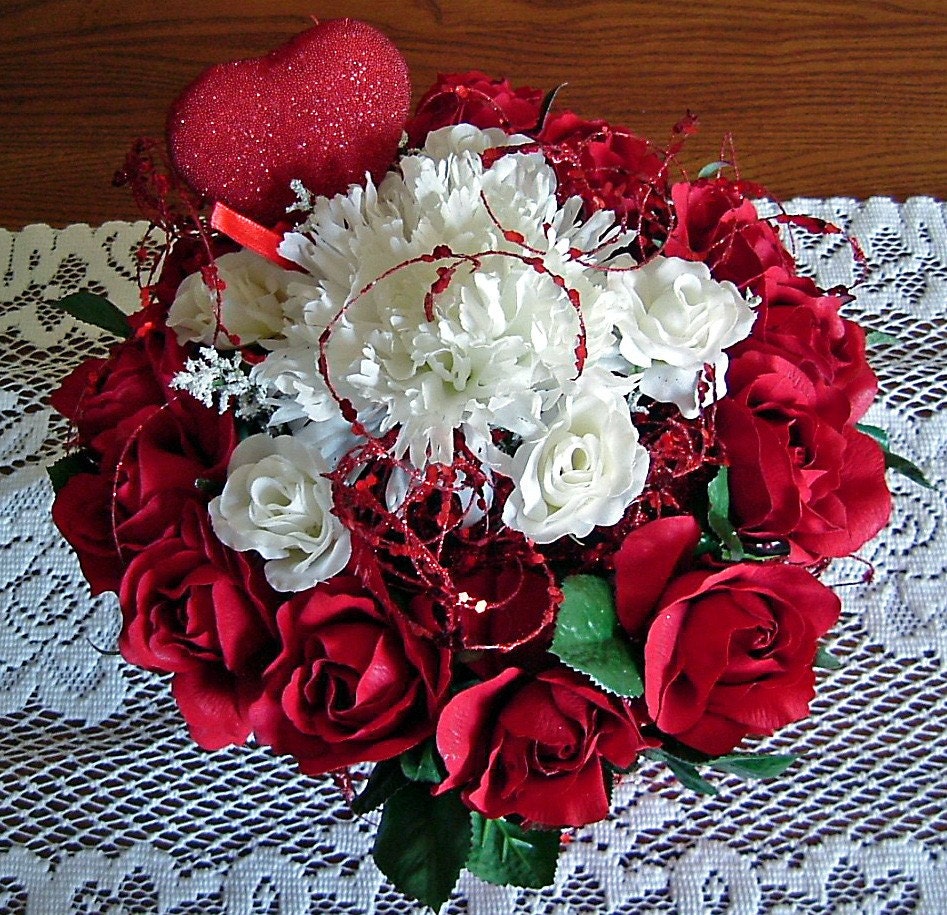 Roses Floral Arrangement With Glitter Garland