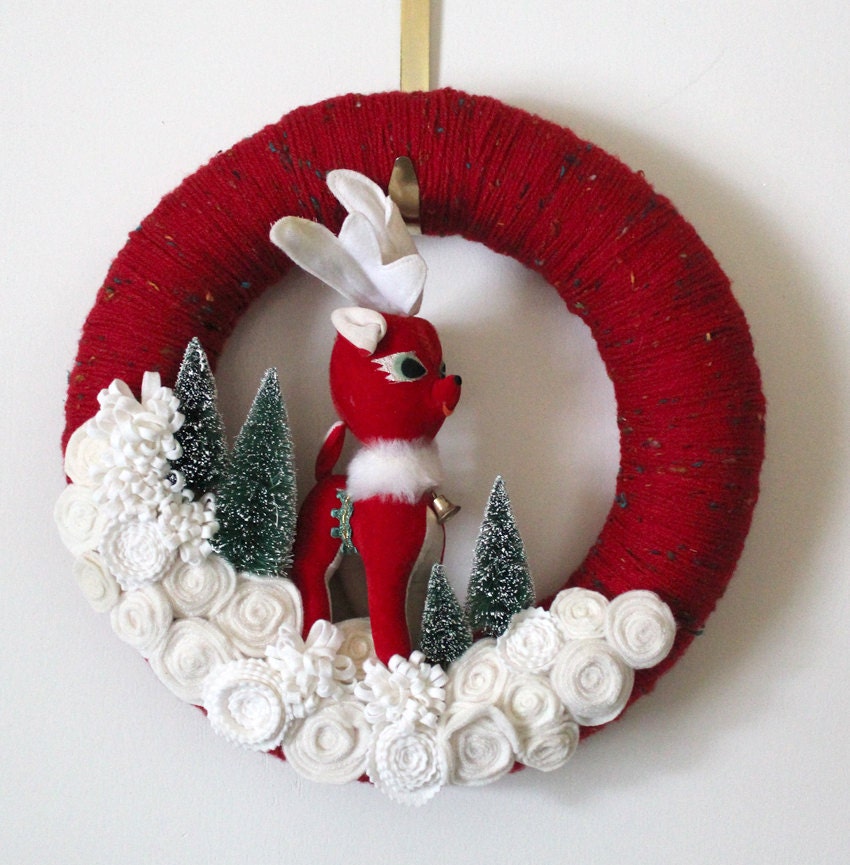 Red Deer Wreath, Red and Off-White Yarn and Felt Wreath, 14 inch size
