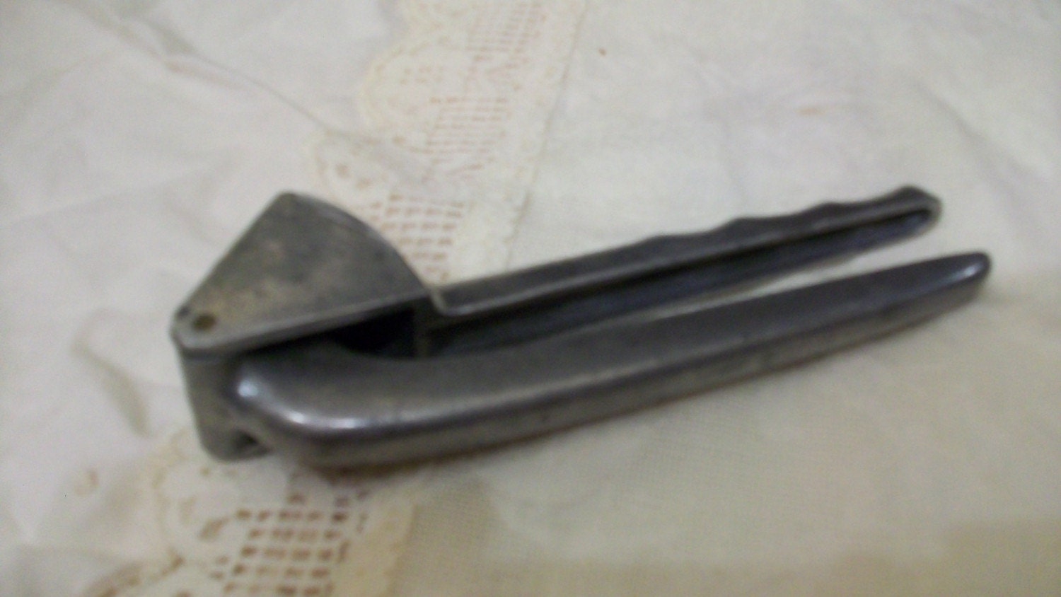 Vintage Garlic Press circa 40s ETSY FREE SHIPPING by BoHoMarket