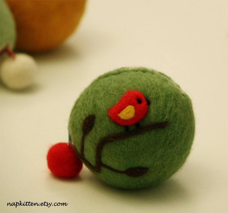 Wool coin purse -- little bird on a branch( green)