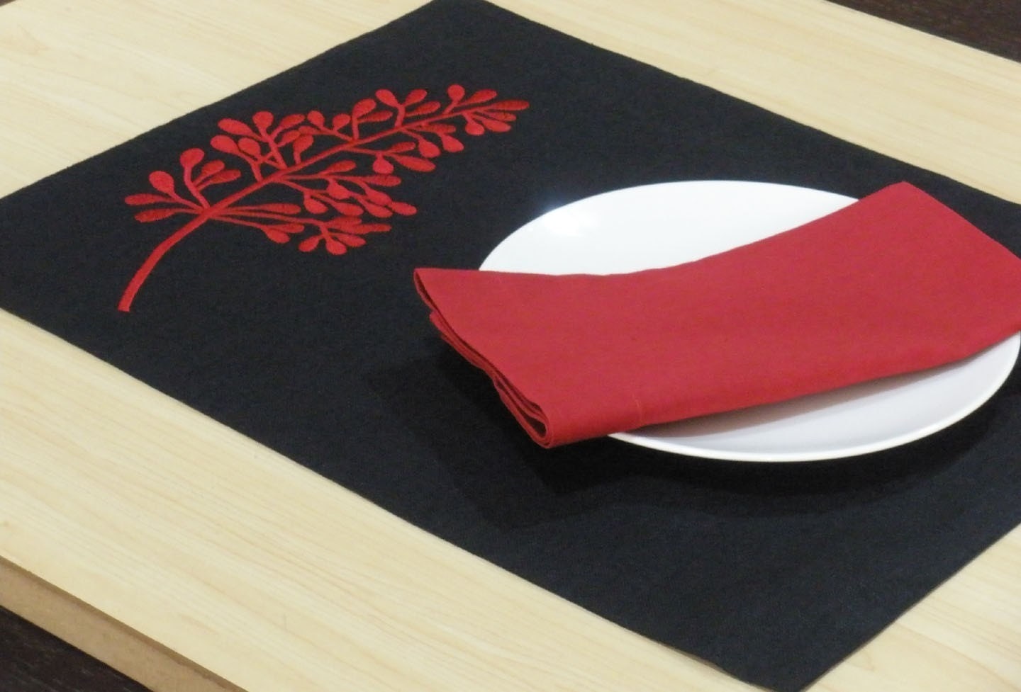 Red Fern Placemats, Placemats Set of 4, Embroidered Placemats, Red Fern on Black Linen Placemats, Holiday Placemats, Table Linen, Tabletop - KainKain
