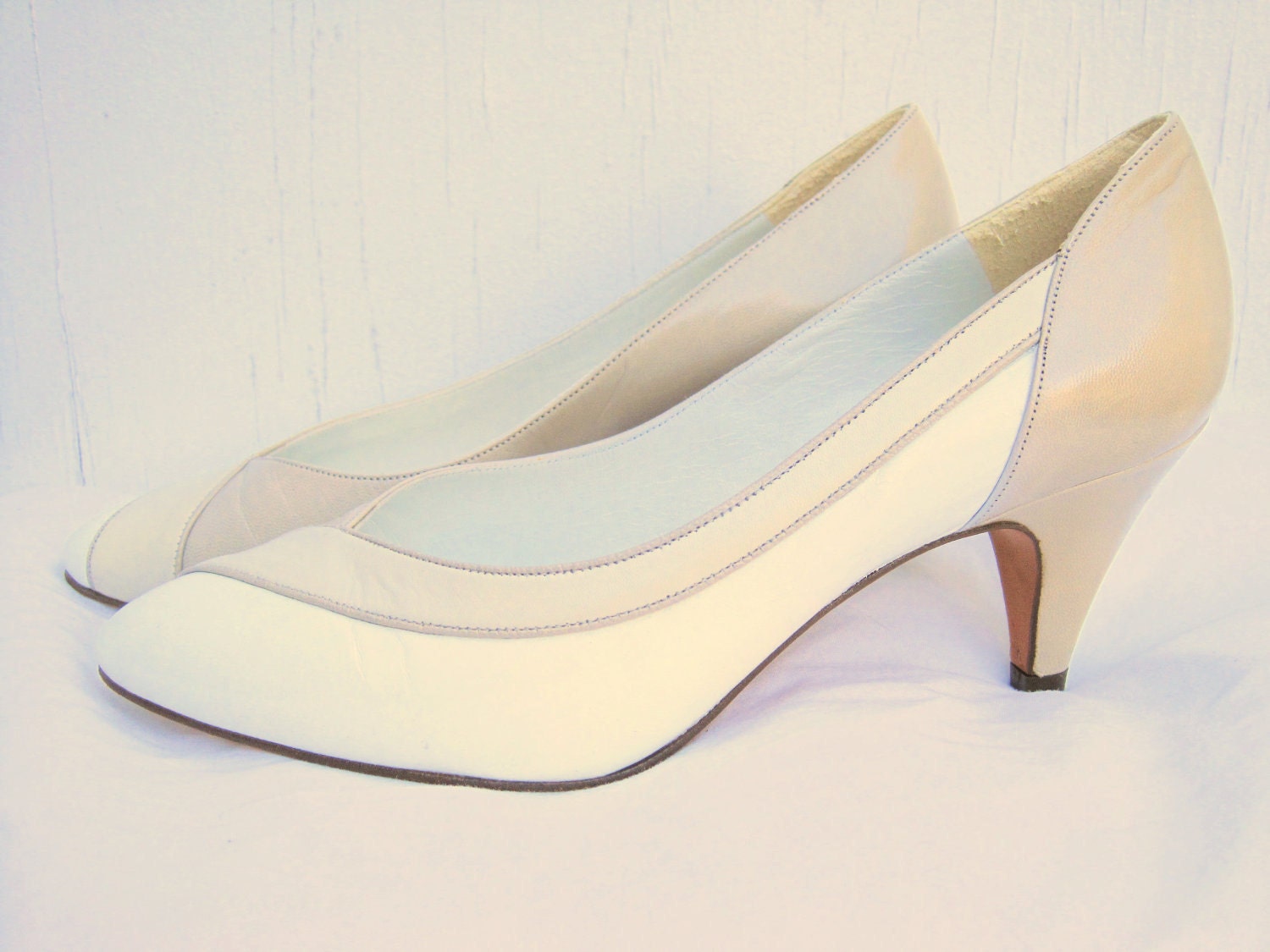 SALE- Vintage White & Tan Leather Heels. Beige. Size 7. Small Low Heel. Kitten Heel. Designer Accessory. 1970s. Spring. Summer Shoes.
